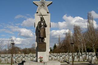Rudoarmějci v Československu vraždili, rabovali a znásilňovali, takto osvobození nevypadá - Médium.cz